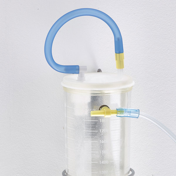 3. Desconecte el tubo de la tapa del tubo de revestimiento del recipiente en “T” y vuelva a conectarlo de inmediato al puerto del paciente con un movimiento de empujar y torcer (bloqueo por fricción).